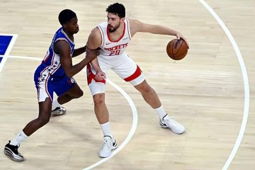 明明场上效果如此糟糕，结果火箭却还让他在关键时刻留在场上？